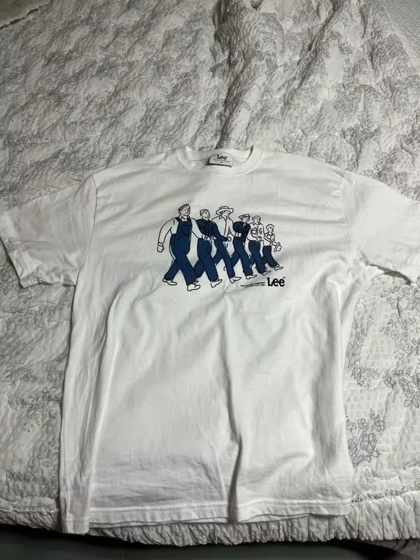 오버핏으로 이쁘고 목도 쫀쫀하고오래입을수잇을거같아요