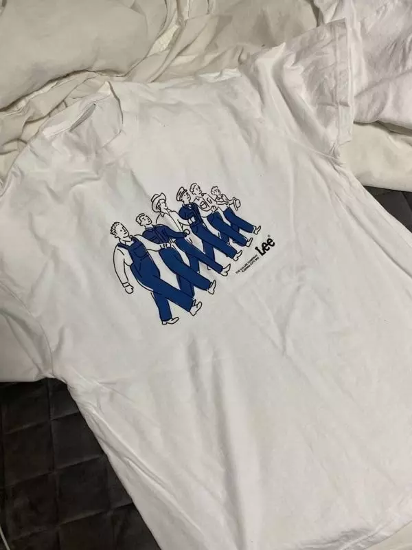 실물이 훨씬 이뻐요 잘입고 있습니다 청바지에 더 잘어울려요