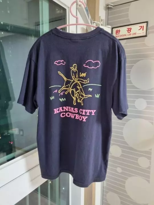 편하게 잘입고 있어요요즘 리에서 디자인 예쁜 티셔츠 많이 나와서 좋네요