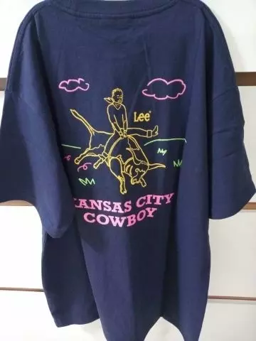 다른 티보다 사이즈가 더 큰 거 같은 느낌이에요마감 깔끔하고 색상도 예뻐요