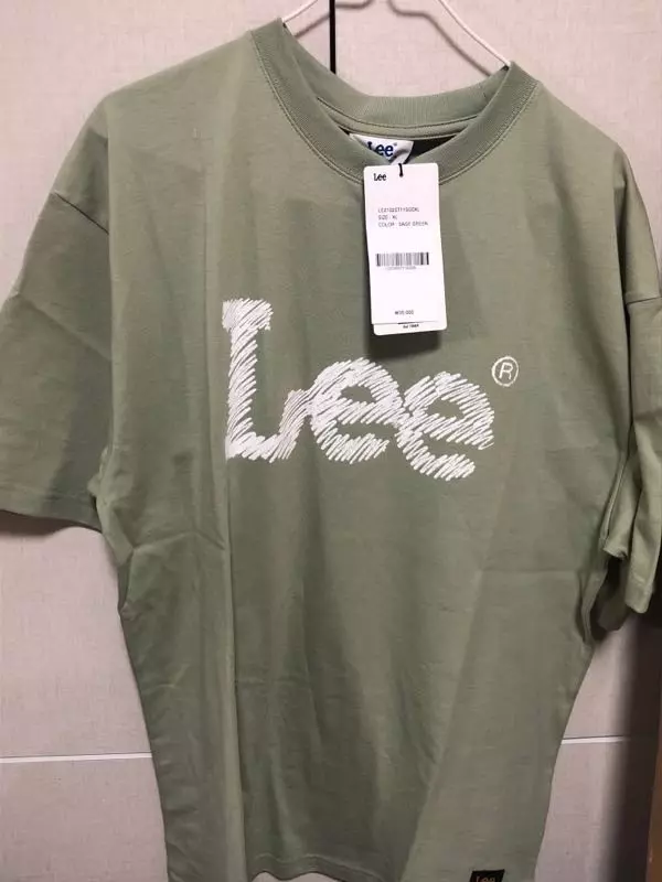 면이 탄탄하고 핏이 예뻐요 색깔도 예쁩니다. 여름에 자주 입고다닐것 같아요.