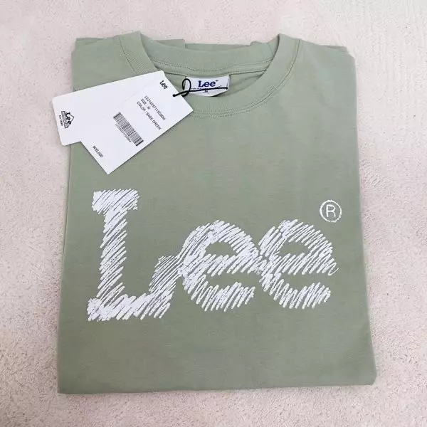 구매할 때 s사이즈품절이라서 m 구매했어요 생각보다 크지않았어요