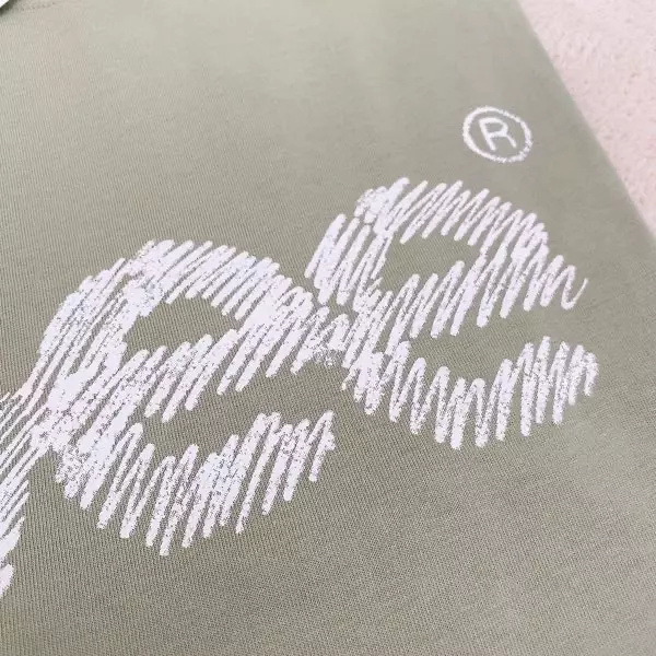 구매할 때 s사이즈품절이라서 m 구매했어요 생각보다 크지않았어요