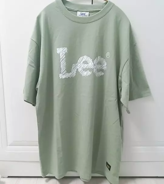 뭔가 촉감이 시원해요 예쁘고 좋아요 핏도 박시핏 좋아하는데 딱이에요