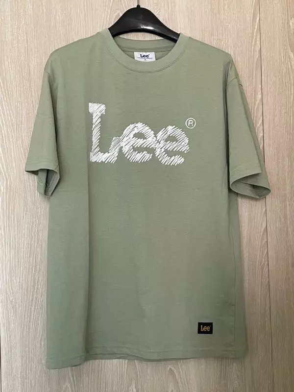 검은 로고 스티치도 귀엽고 레터링도 특이해서 예뻐요! 목부분부터 어깨까지 뒤에 박음