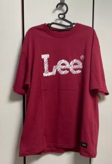 색깔이 좀 더 버건디한 딥레드예요 전면프린팅이 돋보여서 이쁘네요