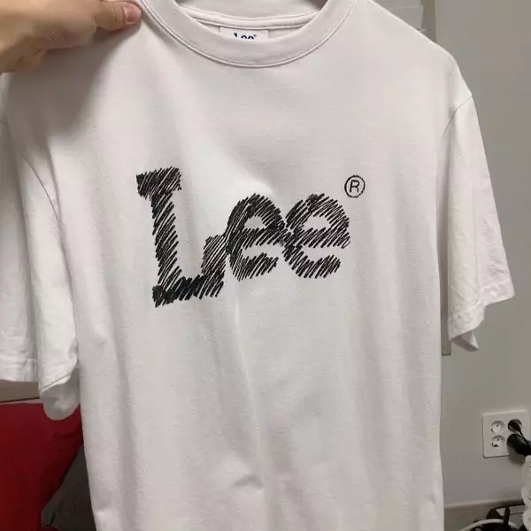 원래 항상 오버핏으로 입는데 엠샀는데도 예쁘고 잘 어울립니다 잘샀내요