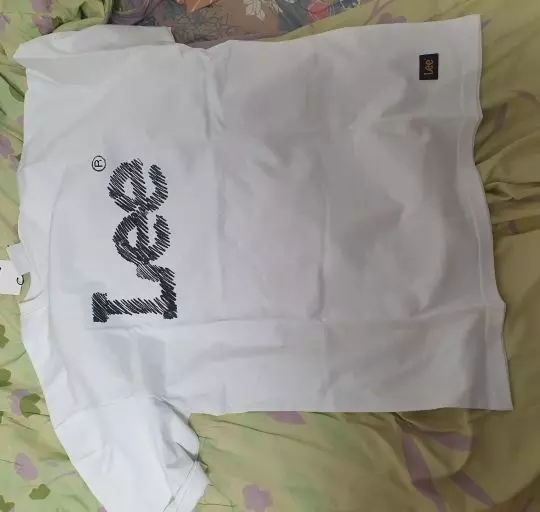 무난하게 입기 좋아요. 아무 바지랑 매치해도 어울립니다