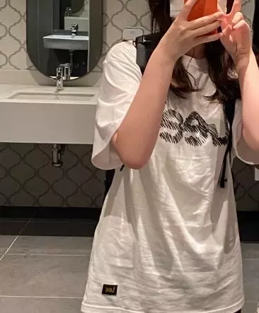 제 성이 이씨여서 lee티 사봤어요 네 뭐 예쁘네요 근데 기장이 좀 아쉬워요 좀 더 길고