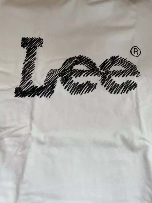 어디에나 잘어울려서 자주 입고 다니고 오버핏을 좋아하는데 입었을 때 핏이 너무 맘에