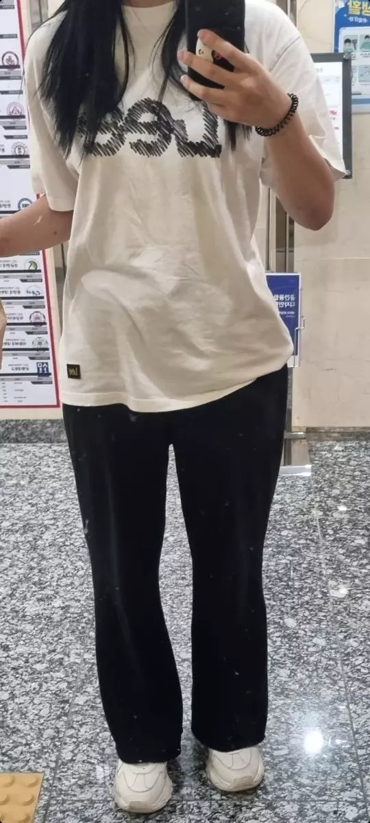 여름에 입기 좋다 안에 속옷을 입는다면 색 신경써야할정도로 얇은편 탄탄하고 얇은면인