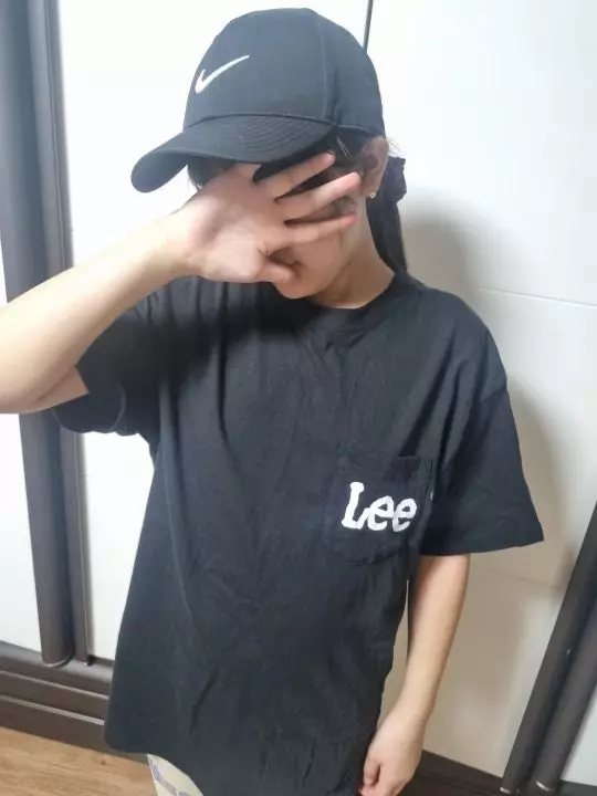 갑자기 더워진 날씨로 반팔티 딱이네요포켓이 있어서 더 귀여워요~ 학교에도 체육복안에