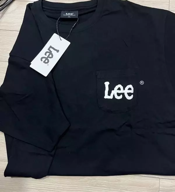 여유있게 큰편입니다..맨투맨 이너로 입으려고 구매했어요