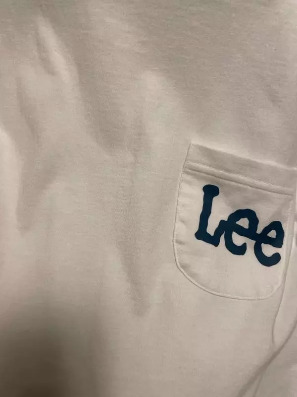 포켓에 있는 로고 색이 너무 귀여워서 샀어요 옷도 이뻐요