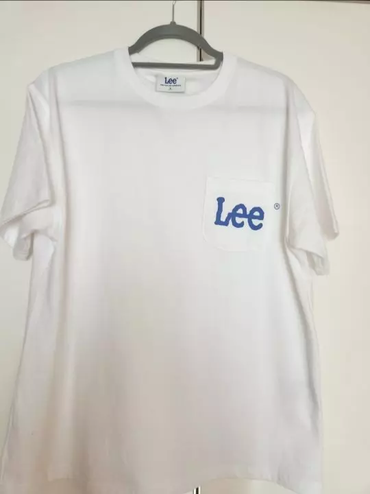 적당히 두께감있는 여름티.  파란로고가  흰티에 산뜻. 부드럽고 비침없고  넉넉히 편해