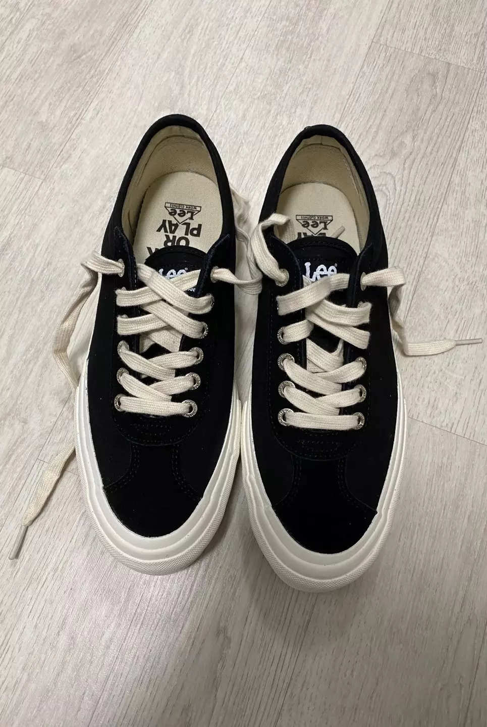 평소에 265 사이즈 신는데 260 사니까 딱 맞네요. 이쁘고 저렴하게 잘 샀어요~