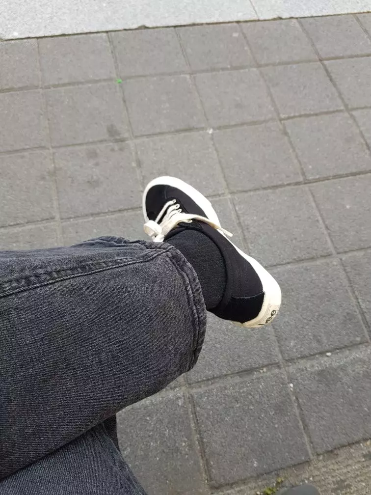 기본 스니커즈로 신으려고 샀는데 너무 커요 ㅠ ㅠ 원래 230 신어서 230으로 샀는데 제