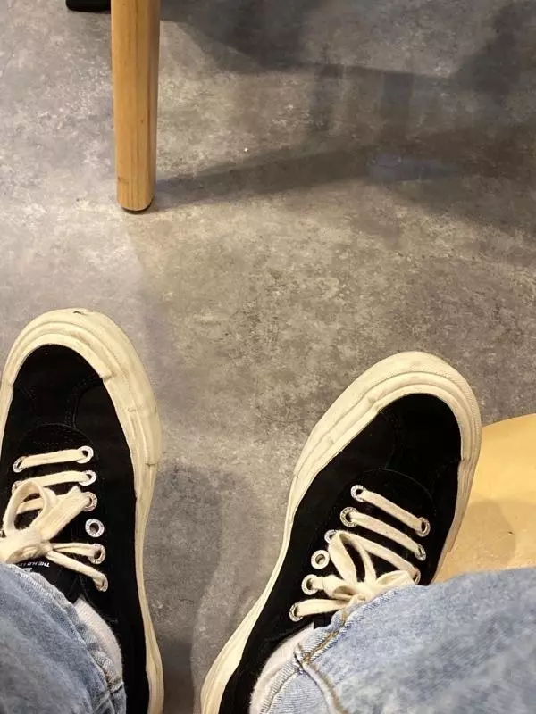 처음 신었을 때 바닥 부분이 진짜 푹신해서 놀랐고 신발도 발이 편해요!