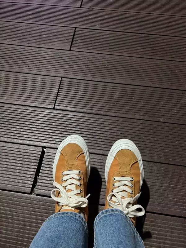 생각했던 색상보다 어두운데 그래서 더 예쁜 거 같고 편해서 요즘 많이 신구있습니당 존