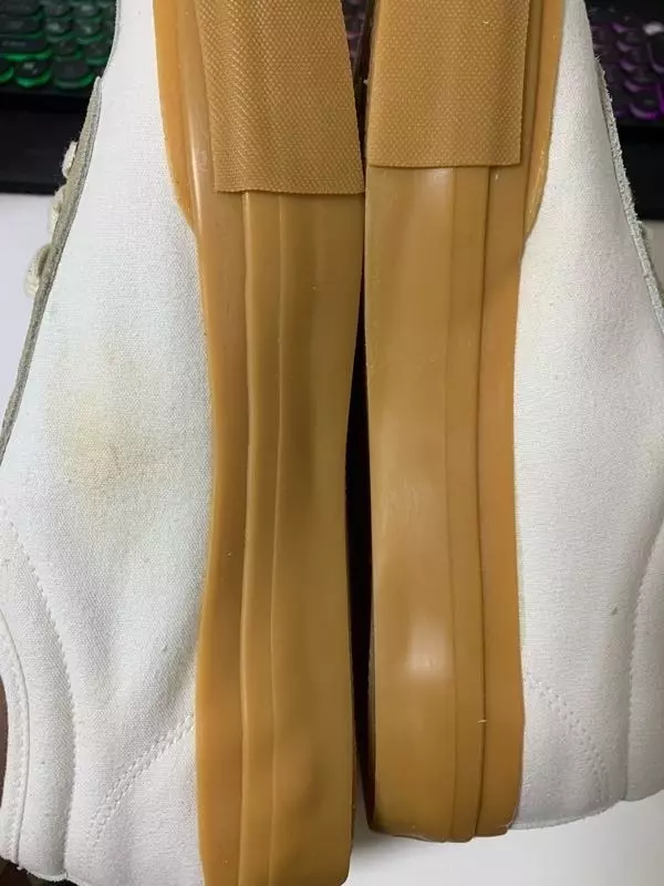 신발 옆면에 색이 바래서 왔네요..아마 밑창 고무 색이 스며든거 같은데 이런 상품을..