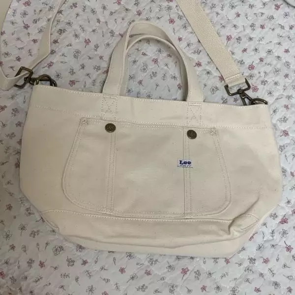 디게 아담해요 그리고 Lee라는 브랜드 특성을 잘 몰라서.. 원래 다 이런건지 잘 모르겠