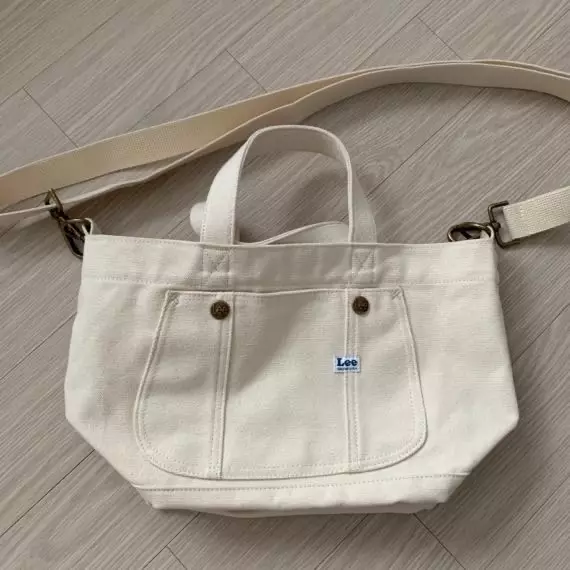 사이즈 적당하고 귀여워요 무난하게 잘 멜 수 있어요