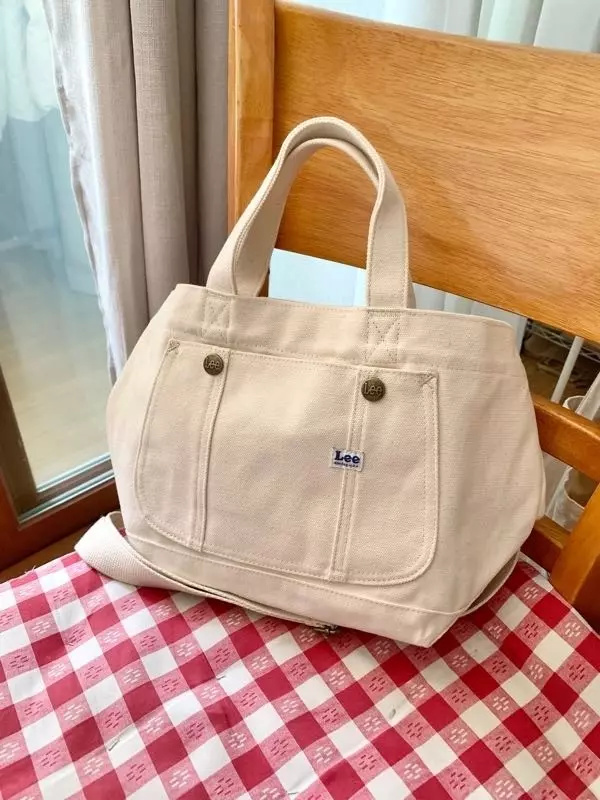 생각보다 공간이 넉넉하고 물건도 많이 들어가요디자인도 귀엽고 가볍게 들고 나가기 좋