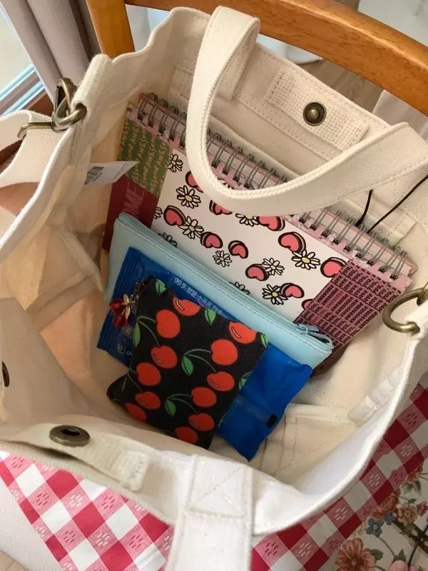 생각보다 공간이 넉넉하고 물건도 많이 들어가요디자인도 귀엽고 가볍게 들고 나가기 좋