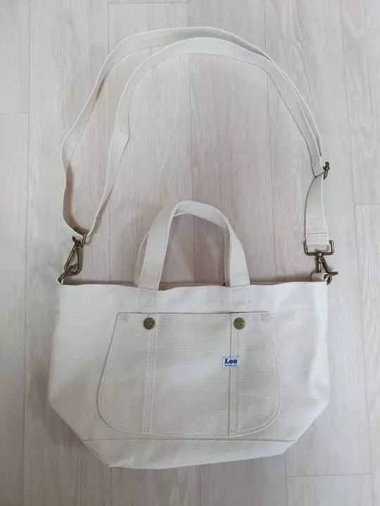 가방 자체는 맘에 드는데 가방에서 무슨 담뱃재 냄새같은 엄청 퀘퀘한 냄새가 강하게 배