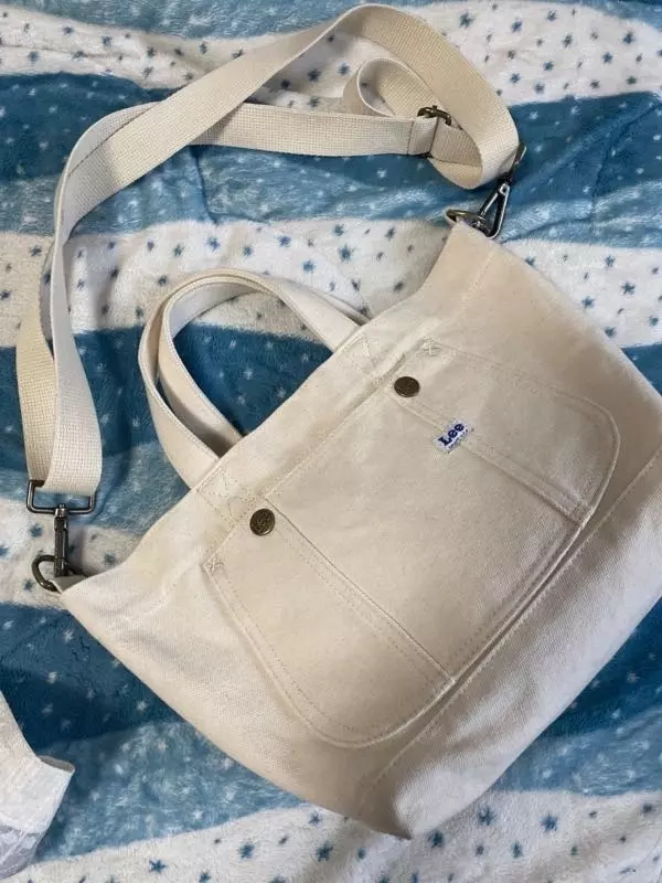 기엽고 조아용그냥 간단하게 어디 나갈때 기엽게 메고가기 좋아여근데 먼가 때 금방 타