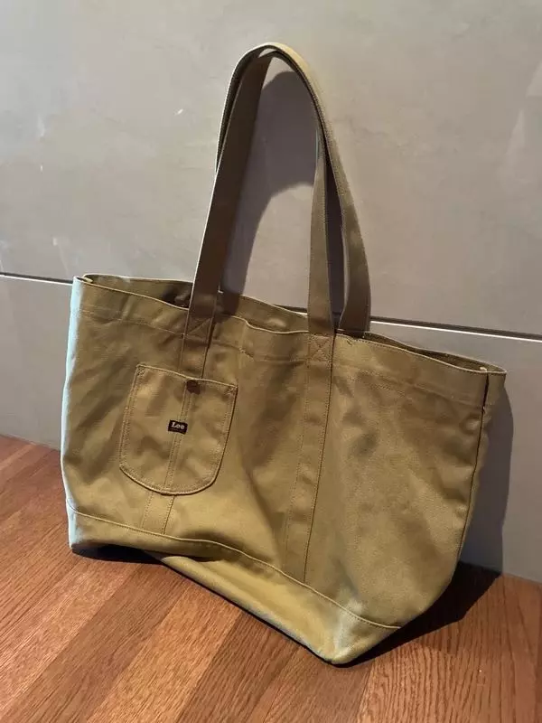 천이 튼튼해서 오래쓸것 같아요 로고는 저한테는 너무 커서 떼었어요