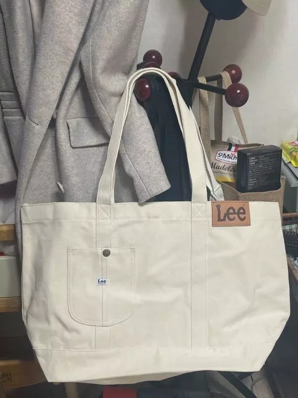 생각보다 살짝 더 크기가 크긴 한데 여행다닐때 가지고 다니려 산거라 만족해요