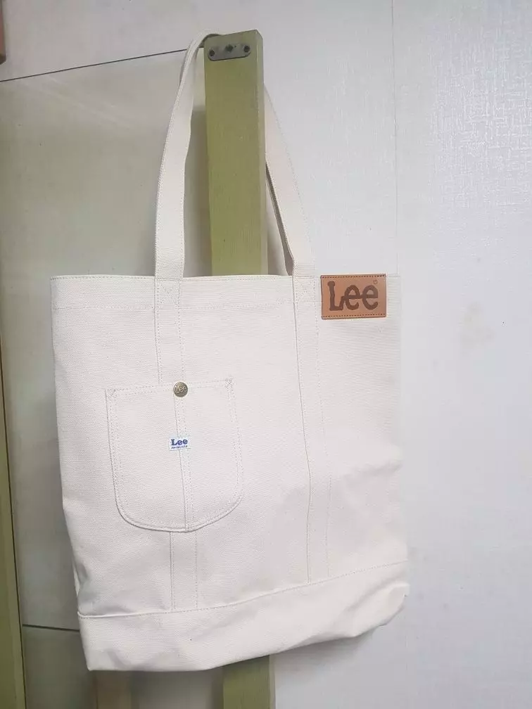 아이보리 에코백은 많지만 기본적인 에코백 완전 다르네요 디자인이 유니크하고 너무 예