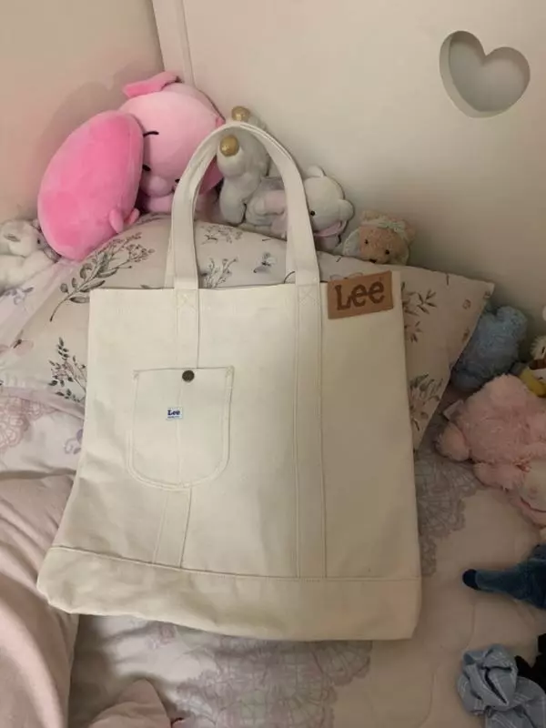 친구한테 선물해줬는데 엄청 마음에 들어해요 수납공간이 넓어서 잘 들고 다닐 거 같다