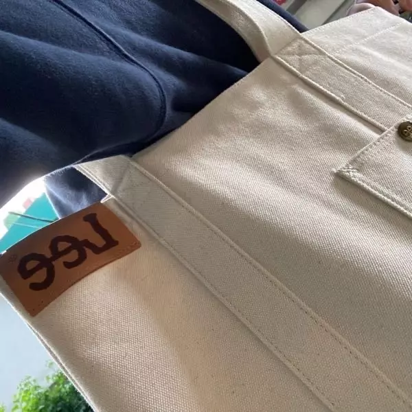 이뻐요 아이패드랑 무선 키보드 넣고 다니면 여유롭게 팔랑팔랑 하고 다닐 수 있어요!!