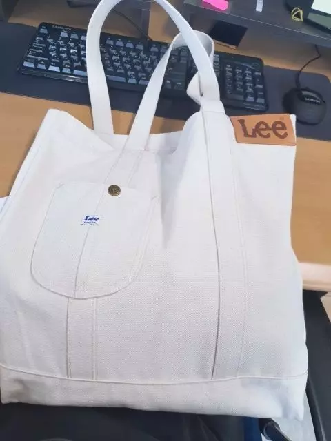 튼튼하고 큰 에코백을 찾고있었는데 딱 찾던 가방이었습니다! 때 안타게 조심해야겠어요