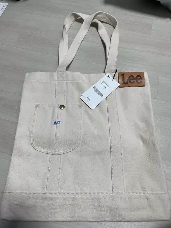 빳빳한 에코백이 갖고 싶어서 샀어요!! 기존 흔한 에코백보다 조금 더 크네요