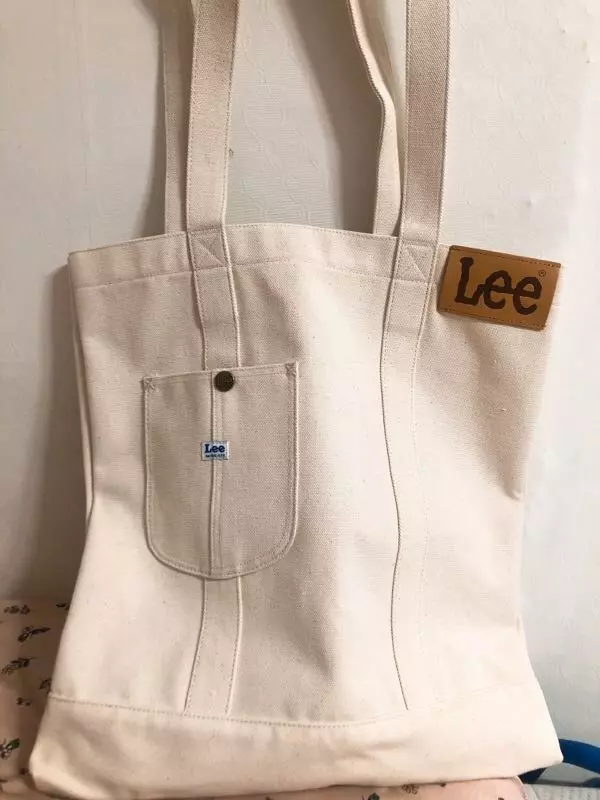 생각보다 크고 두꺼워요 앞뒤로 작은 포켓있어서 핸드폰 넣기 좋을듯