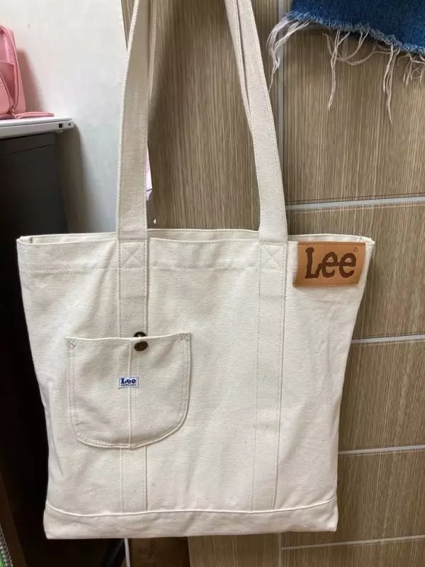 수납공간 넉넉하고 튼튼해서 오래 매고 다닐 것 같아