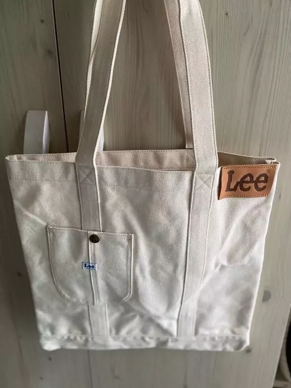 정말 튼튼하고 크기가 적당히 커서 여유롭게 들고다닐 수 있어요