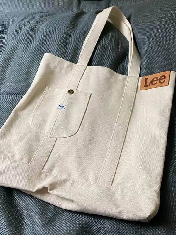 생각보다 가방이 커요! 그래서 전공책이랑 아이패드 넣어도 넉넉해요~