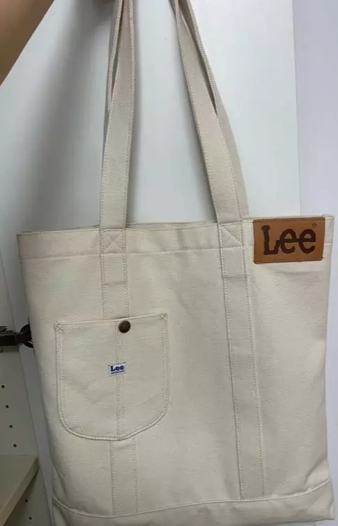 진짜 커요 ㅋㅋ그만큼 수납도 최고다만 가방 자체가 좀 무거워요ㅠㅜ