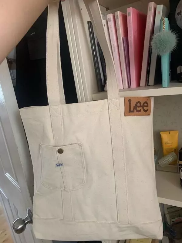 크고 예뻐여 단단해서 가방 모양 꽉잡아쥼 냄새 얘ㄱㅣ가 많아서 걱정했는데 걱정할정도