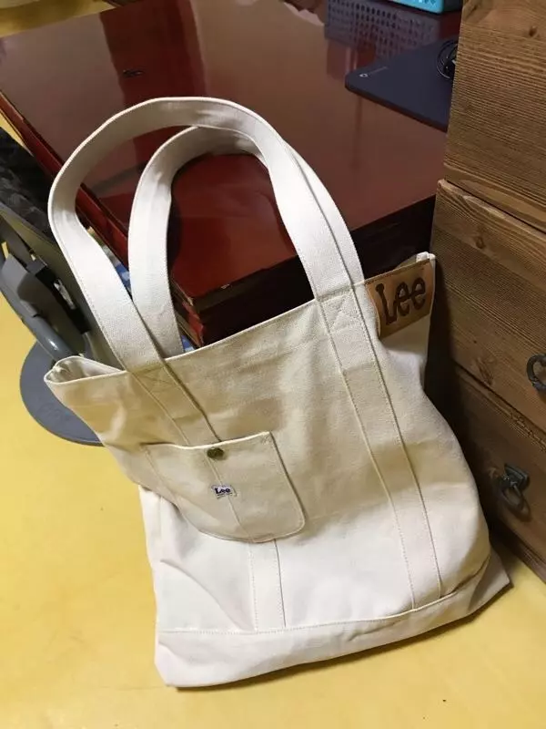 생각보다 크고 줄이 길어서 조절할수 없다는 단점은 있지만 수납력은 좋습니다!!