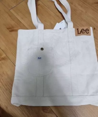 로고가 너무 예뻐서 구매하게 되었어요!!수납공간도 충분해서 들고다닐때 너무 편리하고