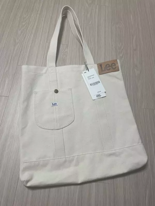 디자인 깔끔하고 사이즈가 꽤 커서 많이 들어갈 거 같아요