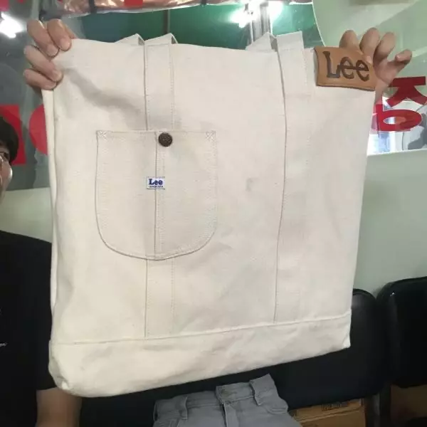 소재 튼튼하고 색감도 이뻐요. 엄청 크긴한데 들고 다녀보니까 크기도 어느정도 적응됩