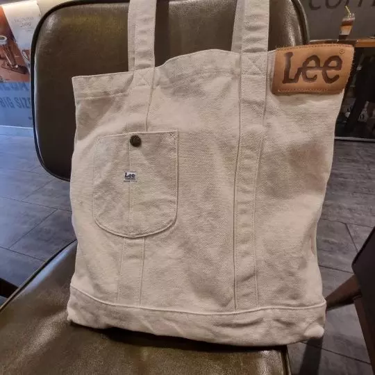 크기도 커서 맘에 들고 여기저기 들고다니기 편해요~