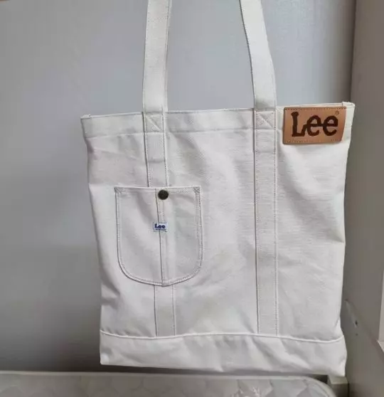 친구 생일 선물로 사줬는데 전공책 같은거 넣고 다닐 만 하대요 이뻐요