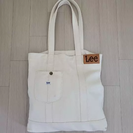 수납공간도 좋고 재질도 탄탄해서 아주 잘 사용중입니다